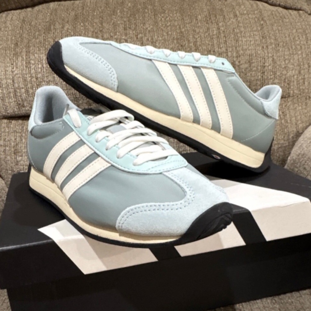 Adidas Runvista Women’s Size 8 Sage Green Cream, Cloudfoam comfort